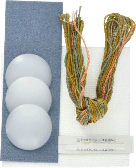 「地刺し」で作る布小物 『3つの包みボタン nordic』刺しゅうキット No.2302