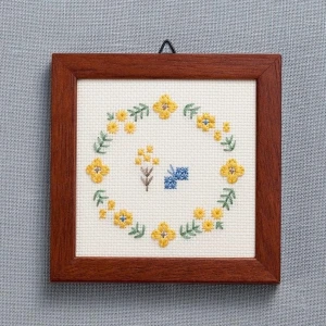 ルシアン 刺繍キット『小さなフレーム 黄色い花のリース』No.2318