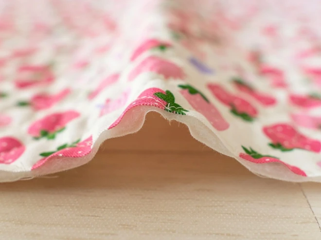 いちご柄 キルティング生地『ストロベリーミルク』